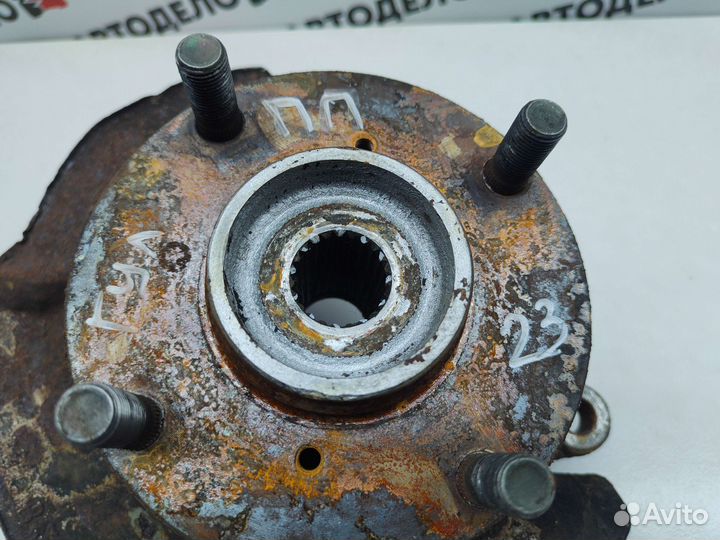 Ступица правая с кулаком Suzuki Swift MA 1997 г.в