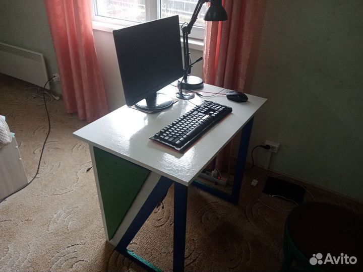 Компьютерный стол со встроенным компьютером