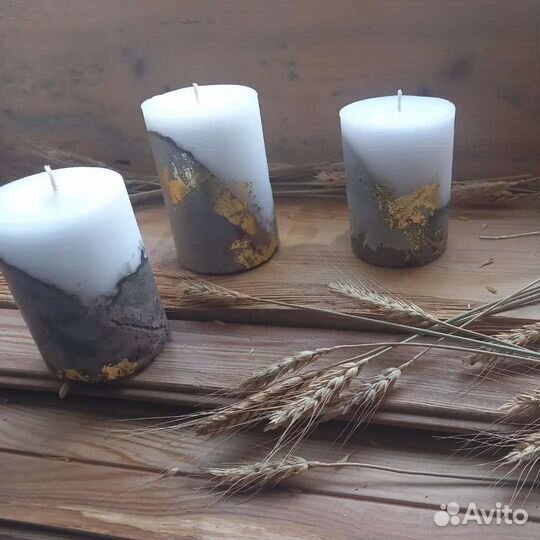 Свечи на бетонном основании