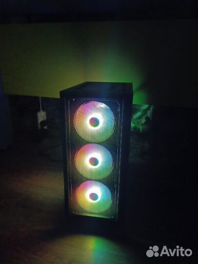 Игровой компьютер с монитором и клавиатурой