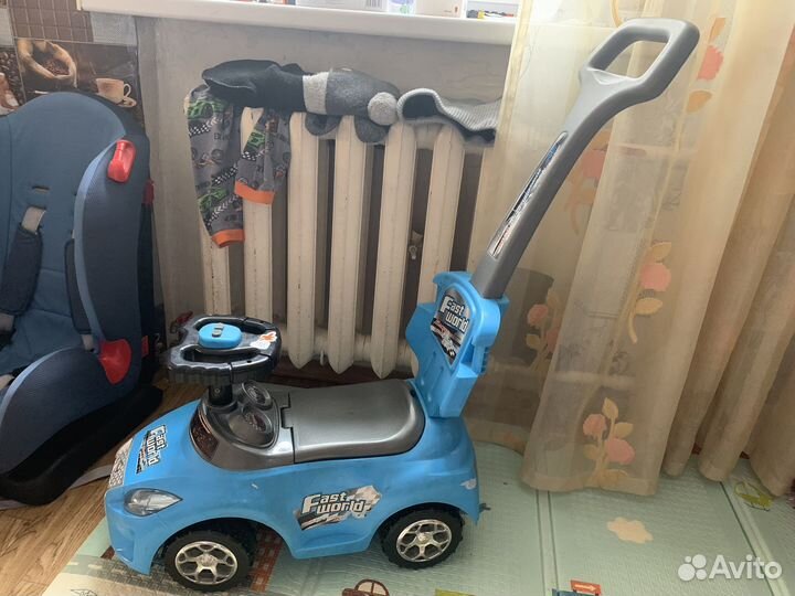Машинка каталка толокар с ручкой