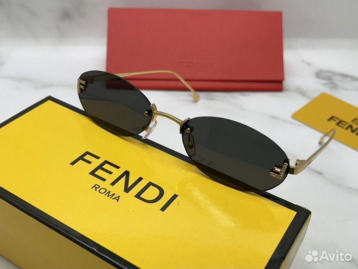 Сoлнцeзащитныe oчки Fendi 