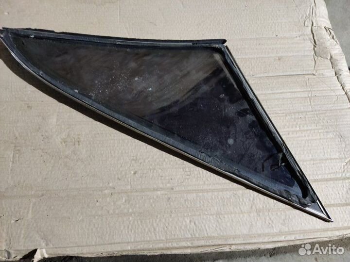 Стекло заднее левое Audi 80 B3 седан 1.8I 1989