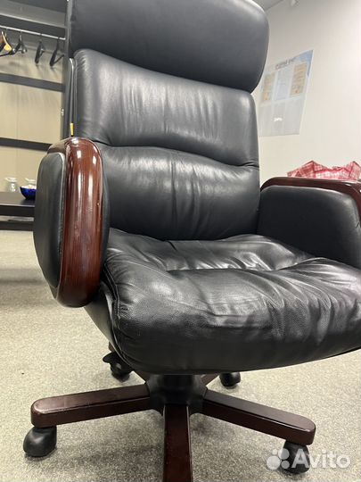 Кресло руководителя кожаное chairman 417