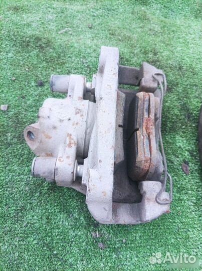 Суппорт тормозной передний Renault Fluence 2011