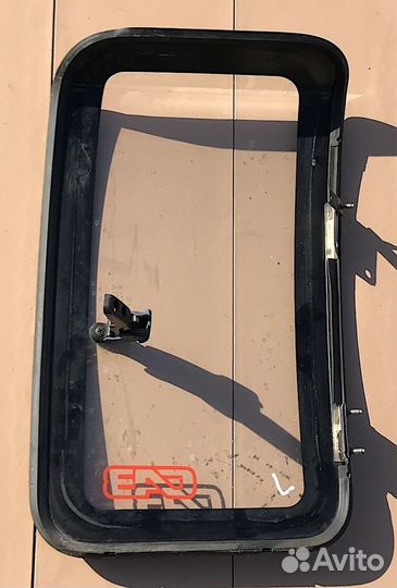 Ниссан PickUp Стекло кузова левое