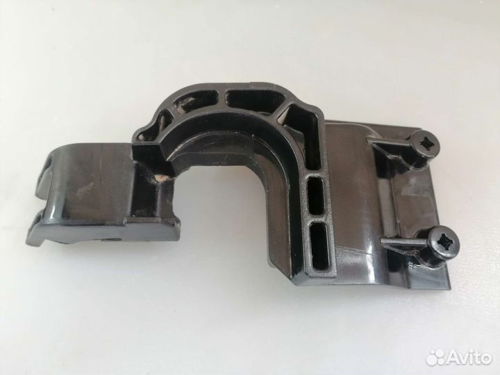 Кронштейн замка багажника Renault Sandero 2