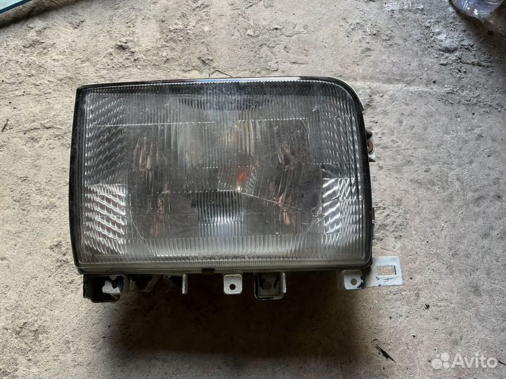 Левая фара Ниссан Атлас