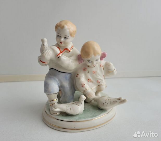 Статуэтка СССР Дети кормят голубей зхк Полонное