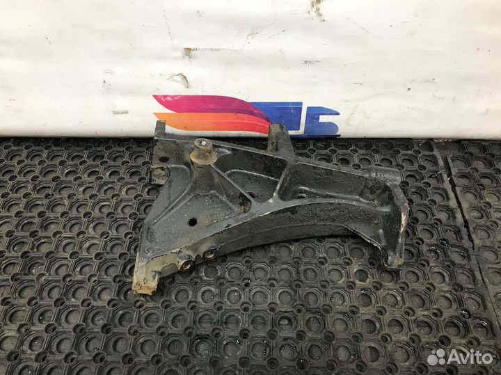 Кронштейн переднего бампера правый Scania 5-series