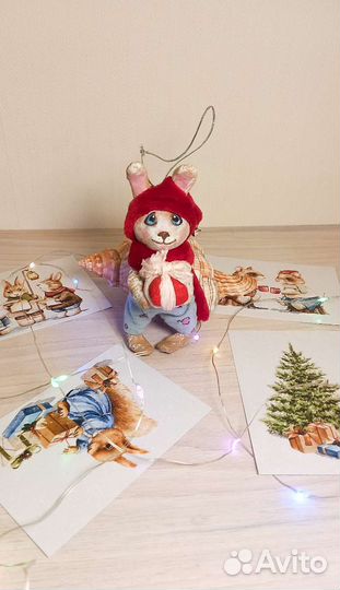 Елочная игрушка Кролик с подарком из папье-маше