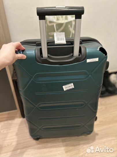 Чемодан на колесах пластиковый бу