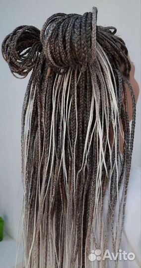 Модель на афрокосы, афронаращивание