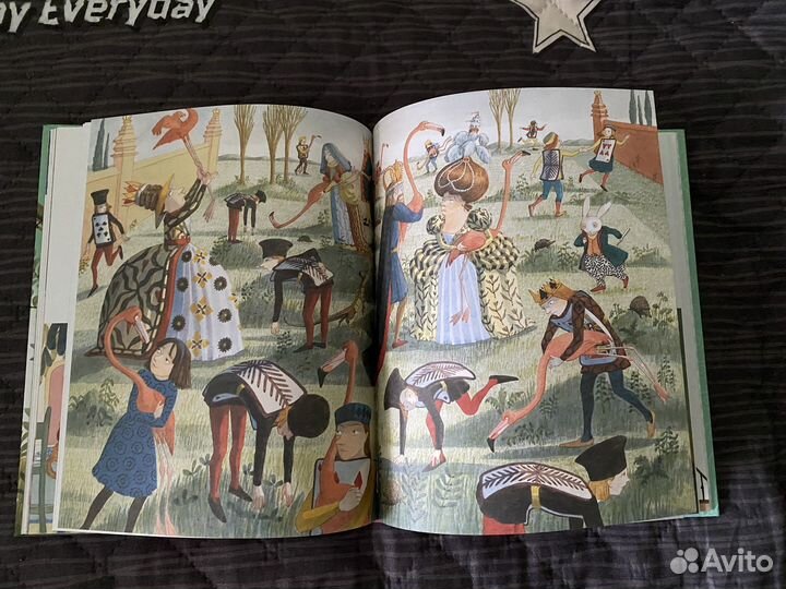 Книга «Алиса в стране чудес»