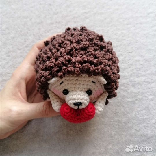 Вязаный ёжик с сердечком