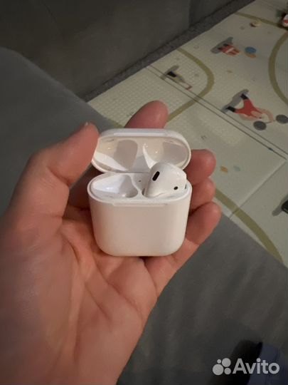 Кейс и правый наушник Apple