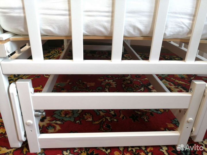 Детская кроватка с маятником 