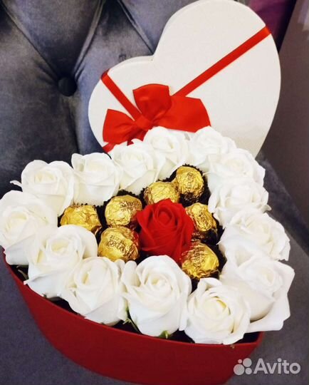 Букет из конфет и мыльной сакуре