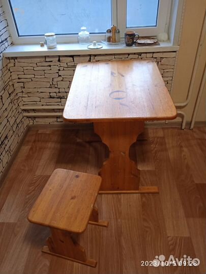 Стол и табурет