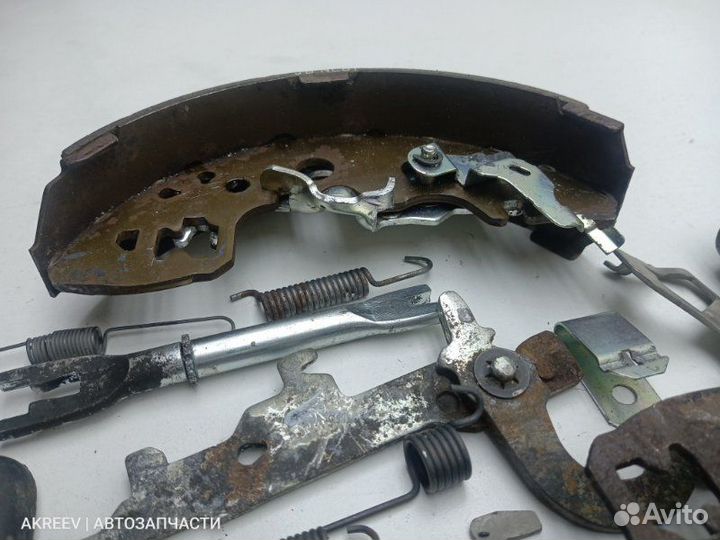 Колодки тормозные задние левые Mitsubishi Delica