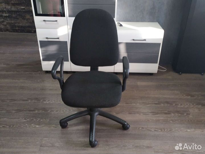 Компьютерное кресло на колёсах бу