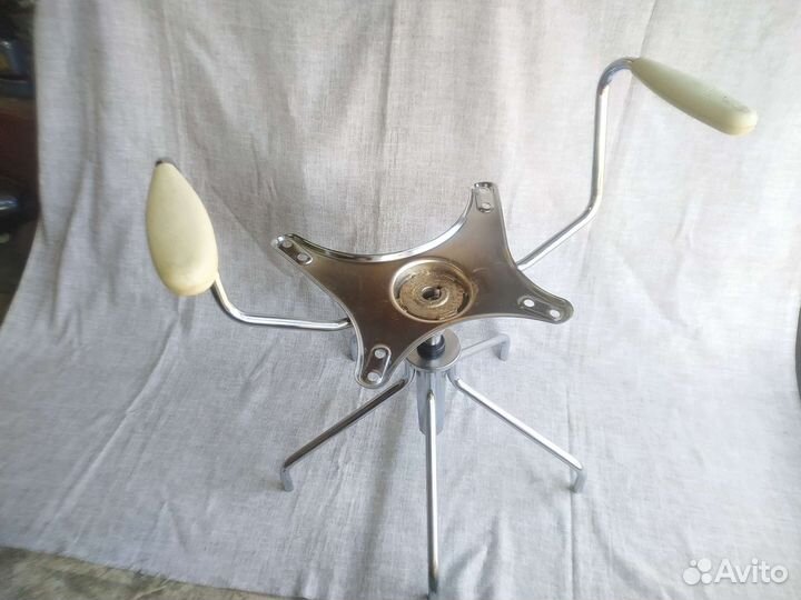 Стул вращающийся косметологический