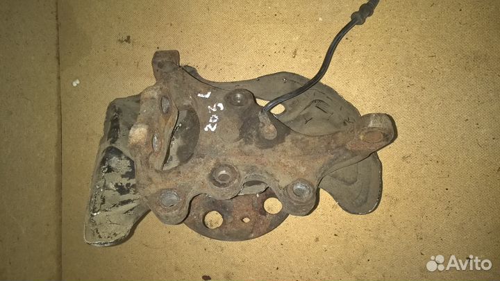 Кулак поворотный левый мерседес C W203