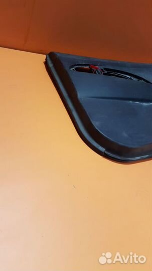 Обшивка задней правой двери на Toyota Camry V40