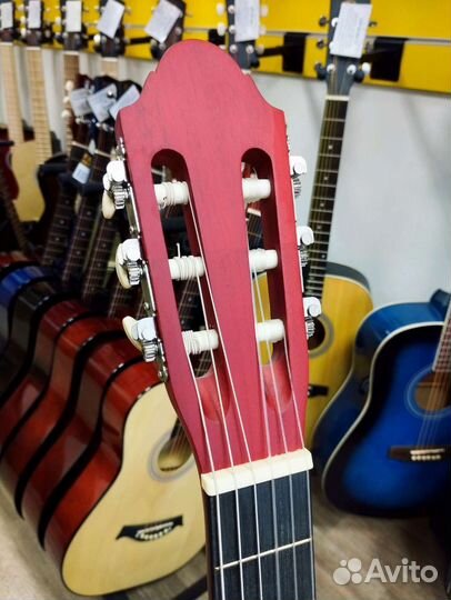 Классическая полноразмерная гитара