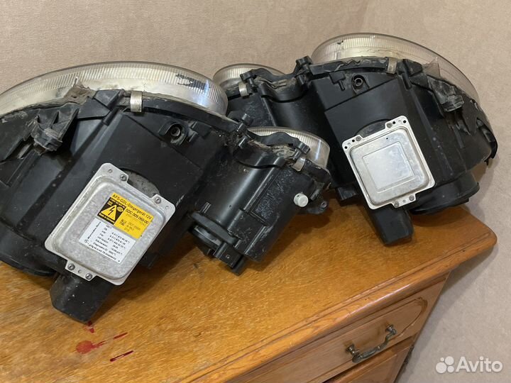 Передняя правая и левая фара w211