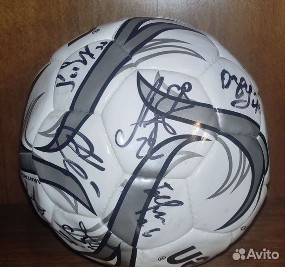 Футбольный мяч с автографами игроков цска
