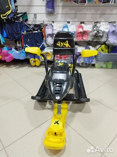 Детский снегокат со спинкой и ремнем