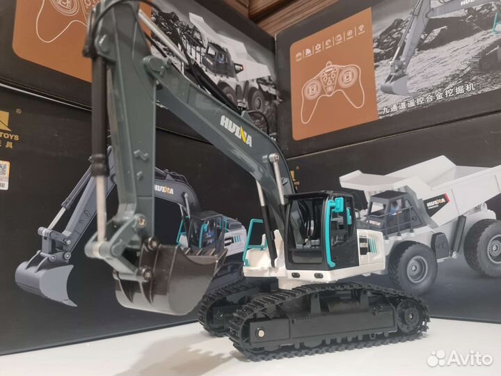 Экскаватор, самосвал на пульте управления