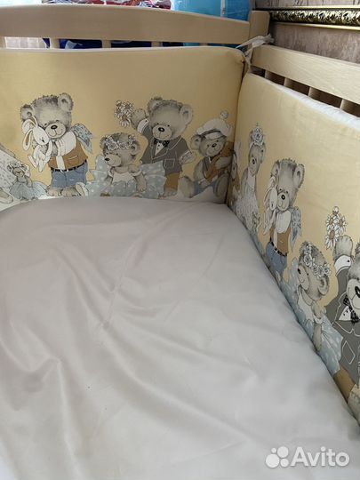 Детская кроватка с маятником