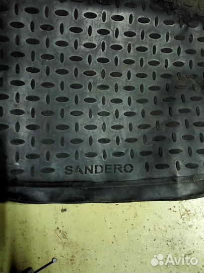 Резиновый коврик в багажник Renault Sandero I