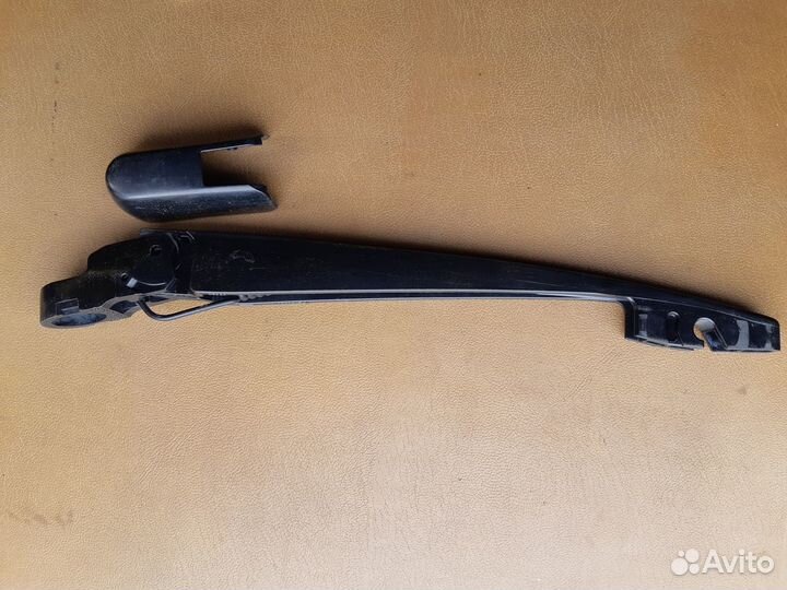 Поводок заднего стеклоочистителя