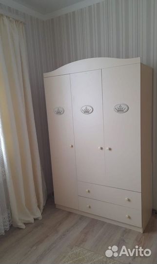 Шкаф детский трехстворчатый