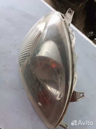 Фара правая Toyota Vitz
