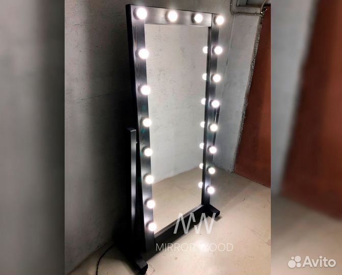 Гримерное зеркало с лампочками на подставке