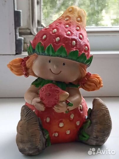 Статуэтка Девочка - клубничка новая