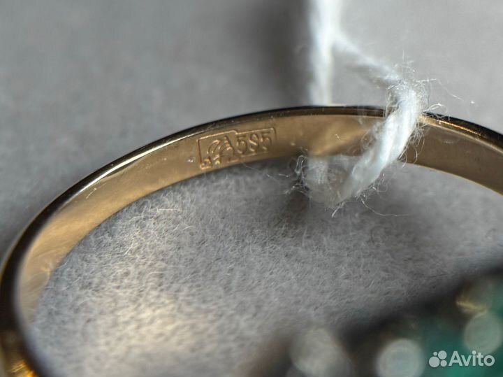 Золотое кольцо с изумрудами и бриллиантами