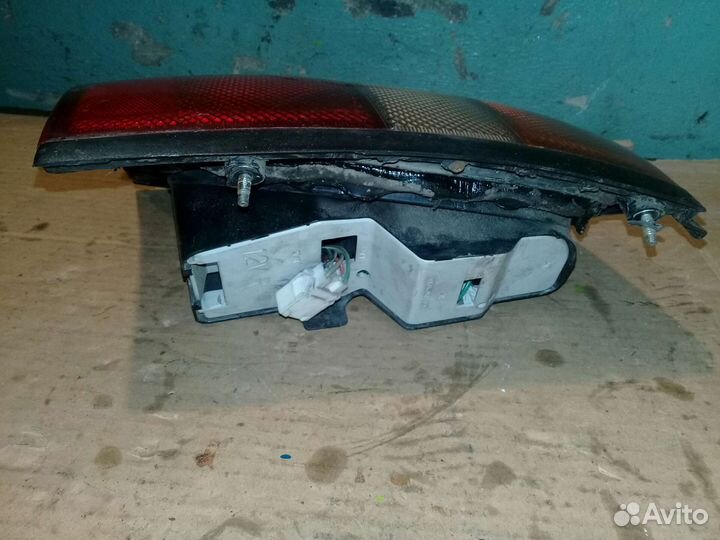 Фонарь с трещиной задний правый Nissan March K11