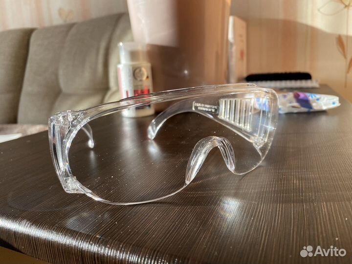 Очки и гель для маникюра