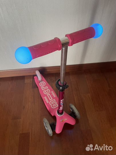 Самокат Mini Micro Deluxe Magic розовый LED