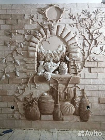 Барельеф на фасаде здания и внутри помещения