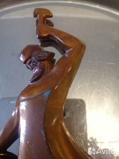 Кузнец с молотом