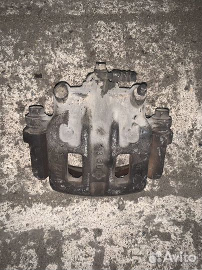 Суппорт передний левый Мазда мпв LW 1999-2004г