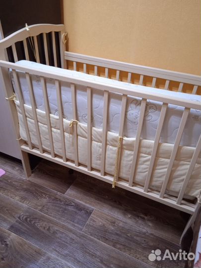 Детская кроватка с маятником