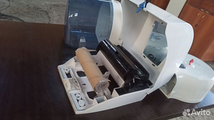 Диспенсер для туалетной бумаги и полотенец