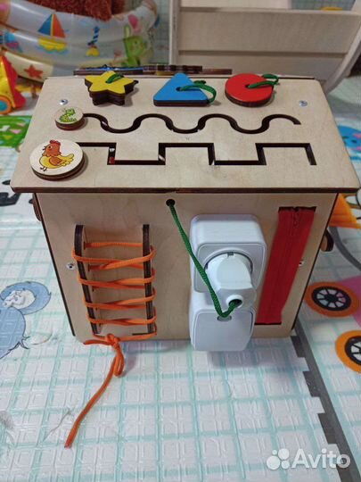 Бизиборд домик